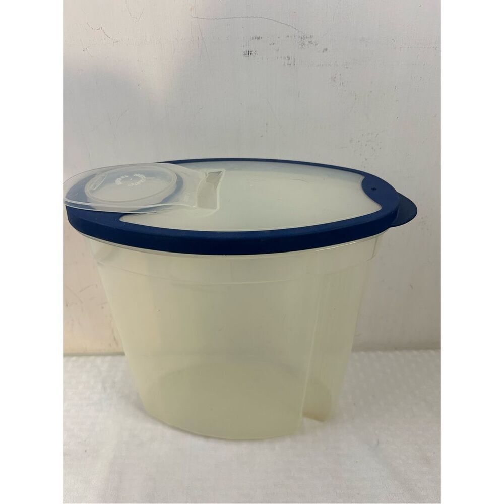 Rubbermaid blue lid servin saver 1.5 gal flip‎ top